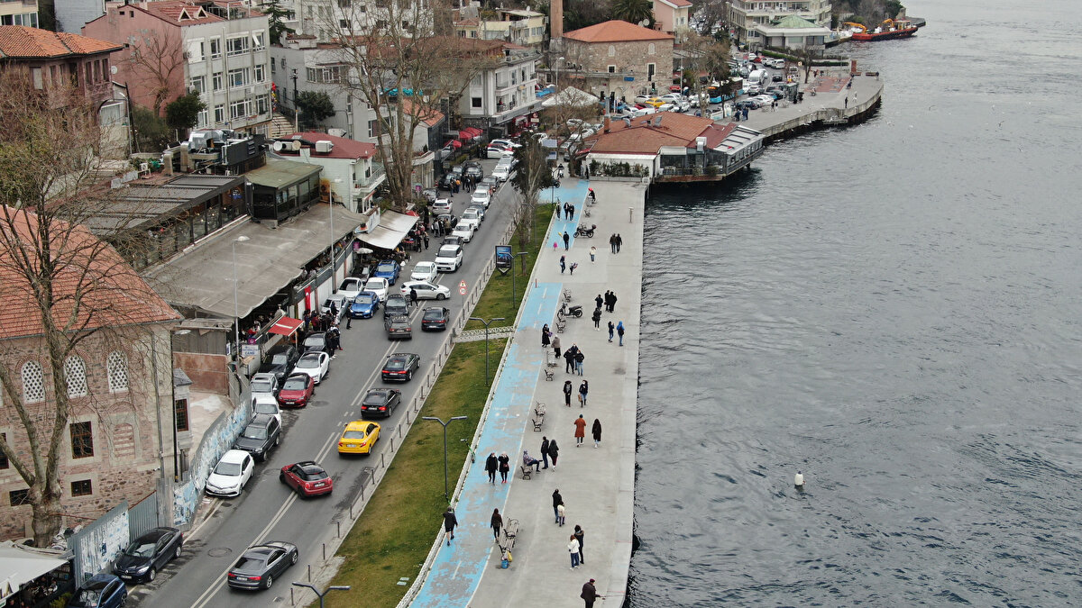 Kentte trafik yoğunluğu öğle saatlerine doğru arttı. 