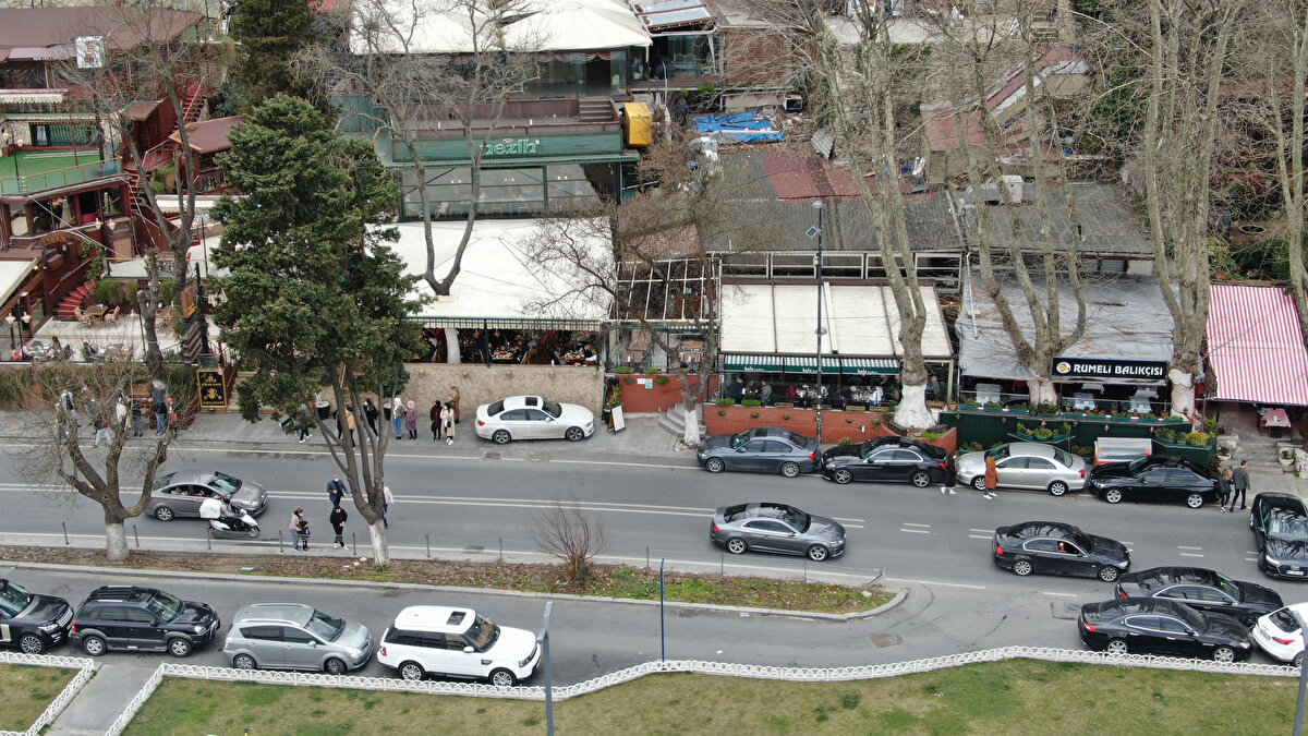 Trafik bazı bölgelerde zaman zaman durma noktasına geldi.  İBB haritasında saat 14.00 itibarıyla yoğunluk yüzde 67 olarak ölçüldü. 