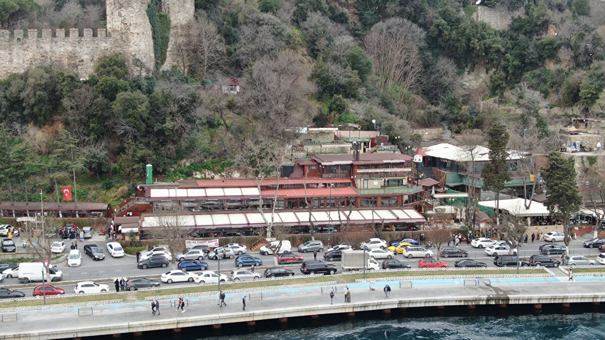 Kontrollü normalleşme sürecinin ilk hafta sonu gününde cafeler, restoranlar saat 19.00'a kadar açık olacak. 