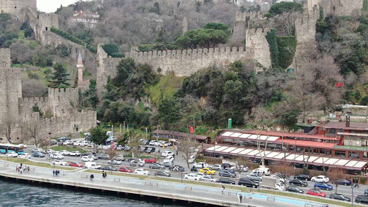 Denetimler de hızlı bir şekilde devam ediyor. Ekipler evrak kontrolü yaptıktan sonra vatandaşlara sosyal mesafe ve maske konusunda uyarılarda bulunuyor. 