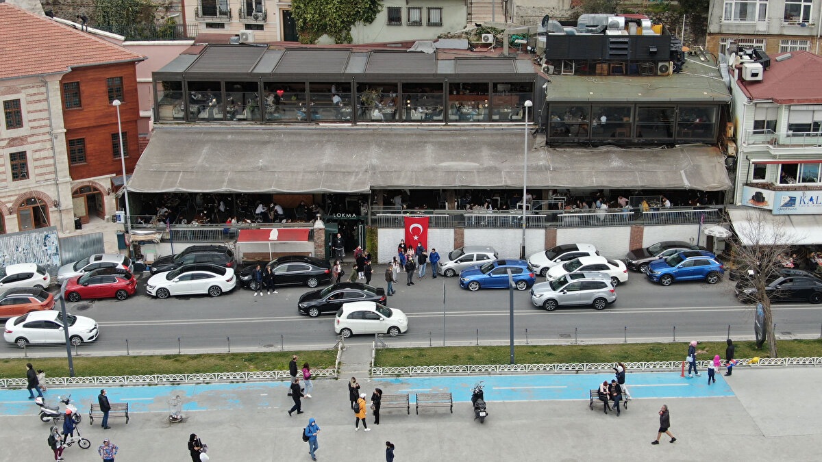 Bazı bölgelerde de araç yoğunluğu oluştu. 15 Temmuz Şehitler Köprüsü girişlerinde trafik ağır seyrediyor. 