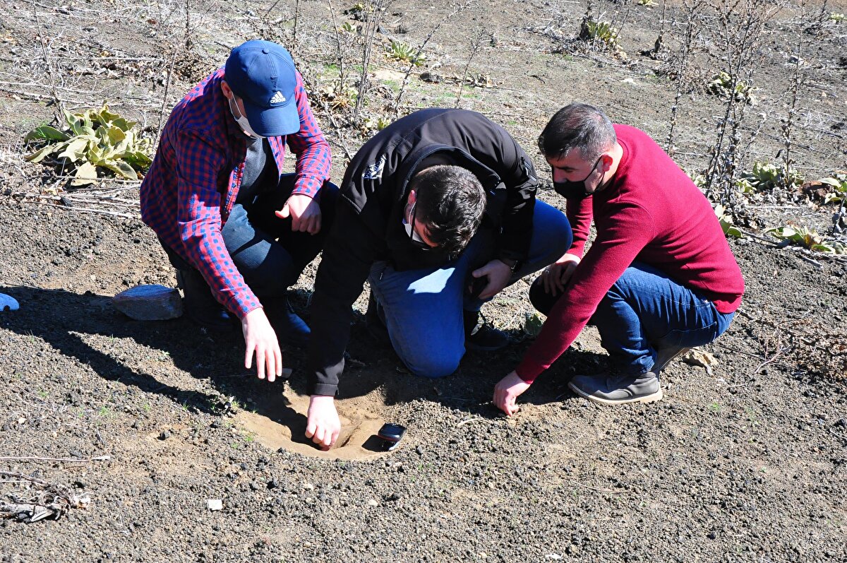 "Kula-Salihli UNESCO Global Jeoparkı, 2 bin 320 kilometrekare alana sahip Türkiye'nin UNESCO sertifikalı ilk ve tek jeoparkıdır. İçinde arkeolojik, kültürel ve jeolojik SİT alanlarının oluşturulduğu dünyanın 99'uncu, Avrupa'nın 58'inci jeoparkıdır. Şu an dünya üzerindeki 41 farklı ülkede, 147 jeopark bulunmakta. Türkiye'de ise tek jeopark olarak hizmet vermekteyiz. Kula-Salihli UNESCO Global Jeoparkı alanının Salihli bölgesinde en önemli arkeolojik SİT alanlarımızdan biri olan fosil ayak izleri bölgesindeyiz. Ayak izlerimiz 1960 yıllarında, Demirköprü Barajı inşaatında bir yol çalışması sırasında bulundu. O dönemde 100'e yakın ayak izi bulunmuştu. Zaman içinde ayak izleri yerlerinden alınıp çeşitli müzelerde sergilenmek üzere götürüldü. Şu an doğada görebileceğimiz ayak izleri mevcut. Yerlerini gizli ve saklı tutuyoruz. İnsanların gelerek, jeolojik mirasımıza zarar vermelerini istemiyoruz."
