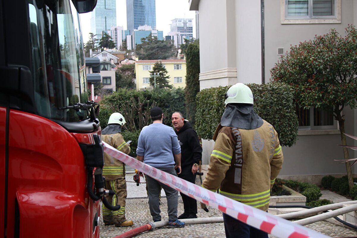 İtfaiye ekipleri beklenirken Yılmaz, olaya yangın tüpü ile müdahale etti. 