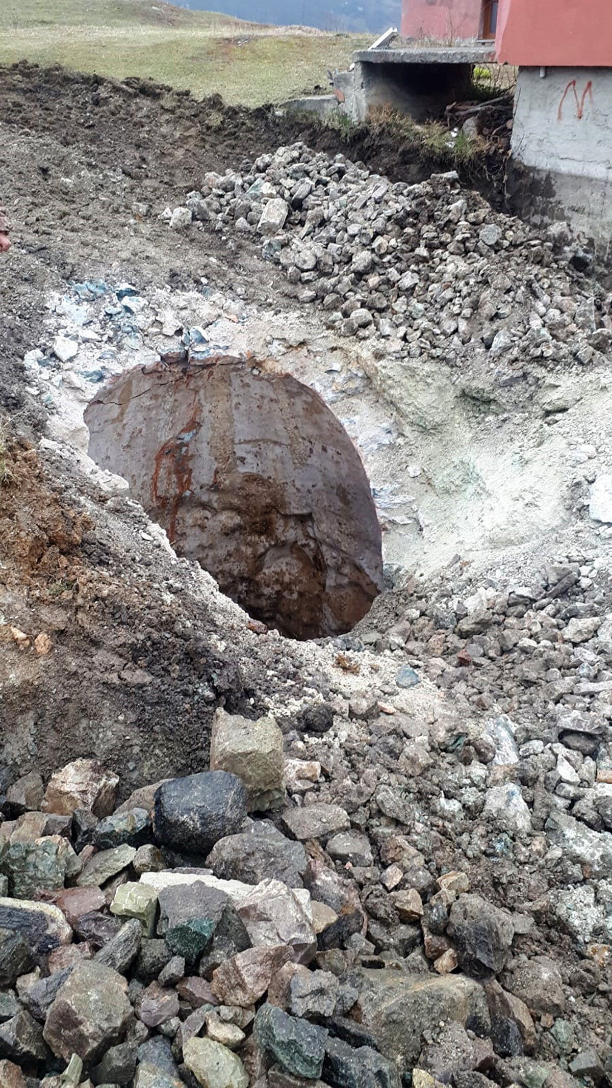 Belediye çalışanlarından Cevdet Yavuz, 'Buraya yol çalışması yapmak için geldik. Mahalle camisinin arka tarafında yol açarken, toprağın altında bir boşluk olduğunu hissettik, makine ile toprağı biraz daha eşince kuyuyu fark ettik. Kuyuyu görünce incelenmesi için gerekli yerlere bildirdik. Az önce geldi incelemede bulundular, fotoğraflarını çektiler, kapatmayın diye talimatta bulundular' dedi. Tamer Ocak da, 'Çalışmalar esnasında bir kuyuya rastladık. İçini boşalttık baktık bir şey yok, ondan sonra arkadaşlara haber verdik. Kuyunun ne olduğunu merak ediyoruz. Arkadaşlar ne olduğunu araştırıyor' ifadelerinde bulundu.