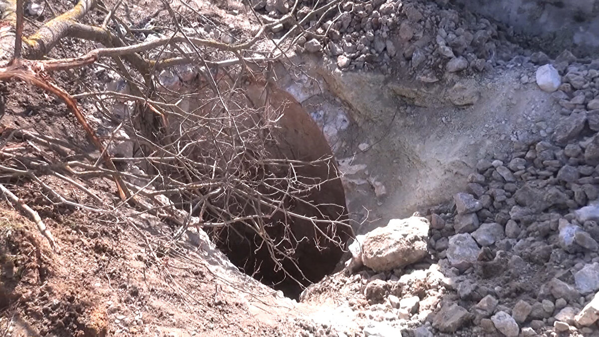 İlçedeki Düzalan Mahallesi-Konakyanı mevkiinde yol genişleme çalışması yapan belediye ekipleri, yüzeyden 60 santimetre derinliğinde bir kuyuya rastladı. Etrafını iş makinesi ile açan ekipler, oval yapıdaki kuyunun tarihi eser niteliğinde olabileceğini düşünerek çalışmalarını durdurdu.
