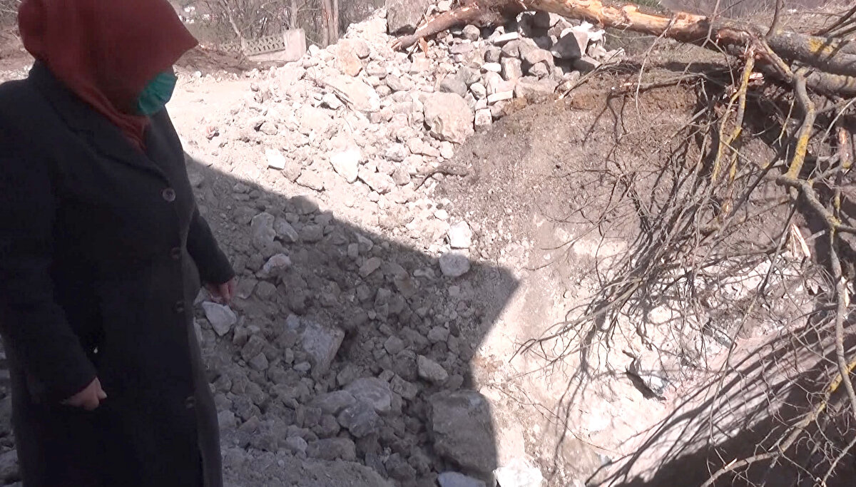 Haber verilmesi üzerine bölgeye gelen jandarma ve müze müdürlüğü yetkililerince inceleme çalışması başlatıldı. Yetkiler, taş yapıdaki duvar kalınlığı 30 santimetre, derinliği 8 metre 20 santim, çapı da 3 metre olan kuyuda incelemelerde bulunarak, alanı fotoğrafladı. Ekipler, korumaya alınan alanda kuyunun üzerini ağaçlarla kapatarak önlem aldı. İncelemesi süren yapının, tarihi su sarnıcı olabileceği değerlendiriliyor.