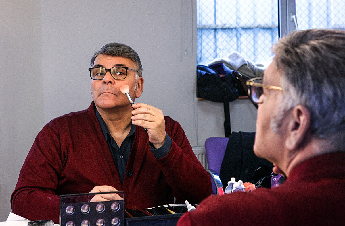 Sahne yaşamında ilk deneyimlerini 1977 yılında Kadıköy Halk Eğitim, İstanbul Akademik Sanatçılar Topluluğu ve Nöbetçi Tiyatro' da amatör çalışmalarla edindi. 1980 yılının Kasım ayında Ferhan Şensoy'un Ortaoyuncular topluluğunda profesyonel tiyatro sanatçılığına başladı. 1980-1992 yılları arasında Şahları da Vururlar, Kahraman Bakkal Süpermarkete Karşı, İçinden Tramvay Geçen Şarkı, İstanbul'u Satıyorum, başta olmak üzere Orta oyuncular Tiyatrosu'nun tüm oyunlarında rol aldı.