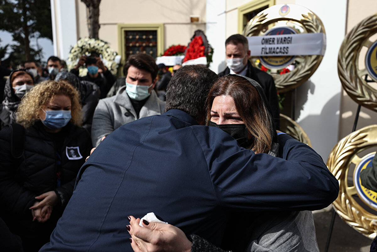 Babasına veda eden Pelin Öztekin, Ben burada büyüdüm. Bu sahneye böyle çıkmak istemezdim. Onu çok seviyorum. Herkese çok teşekkür ederim ifadelerini kullandı.
