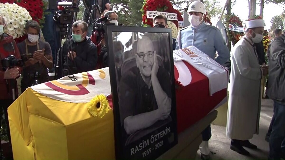Usta sanatçı Rasim Öztekin 62 yaşındak tedavi gördüğü hastanede hayatını kaybetmesinin ardından bugün son yolculuğuna uğurlandı. 