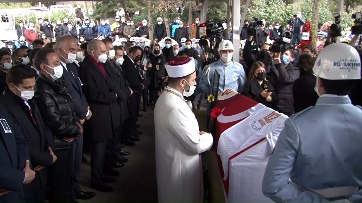 Öztekin'in cenazesi, yakınları tarafından Dr. Siyami Ersek Göğüs, Kalp, Damar Cerrahisi Eğitim ve Araştırma Hastanesi morgundan alınarak önce Zincirlikuyu Gasilhanesi'ne götürüldü.