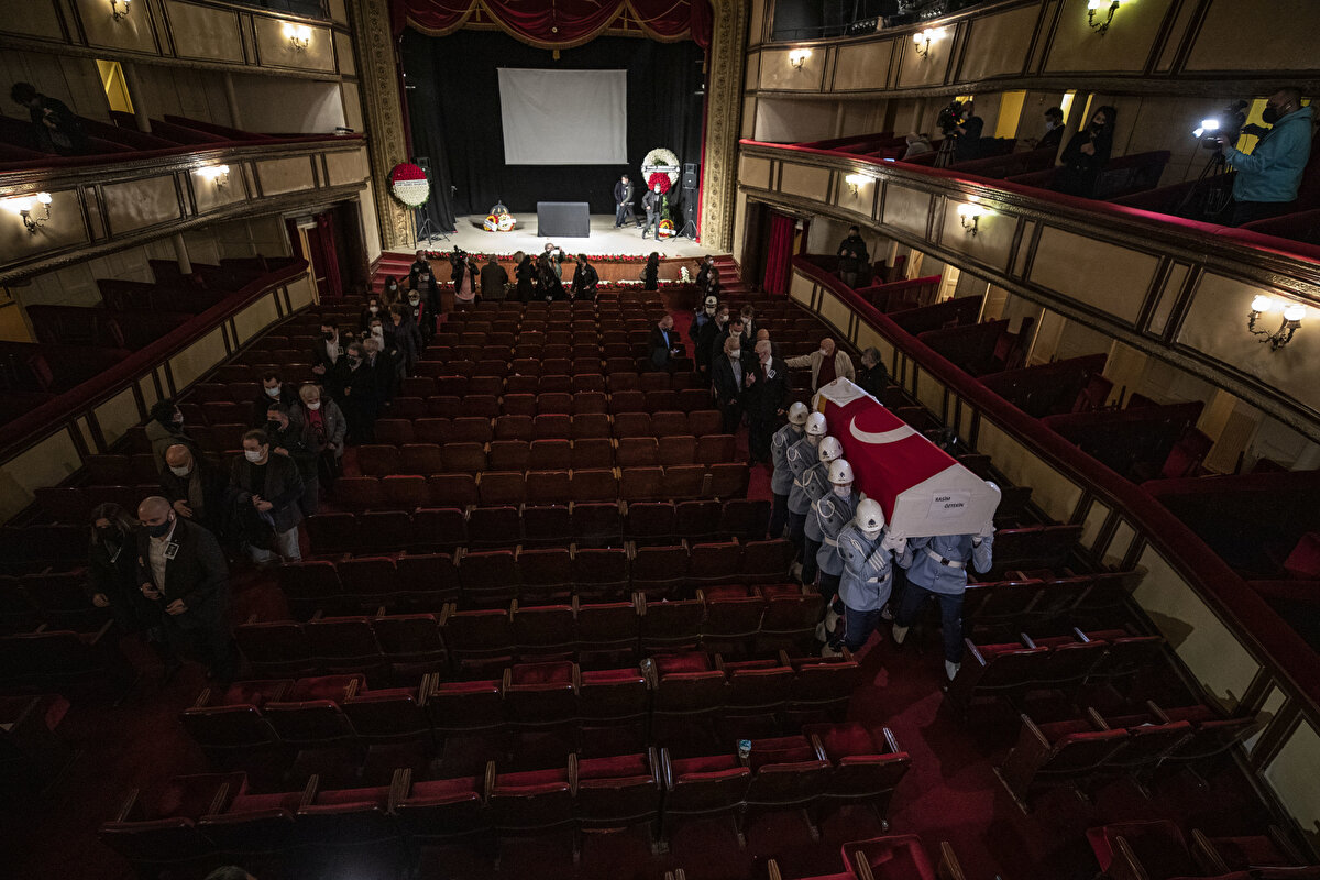 Ailesi, sevenleri ve sanat camiasından çok sayıda kişi, usta oyuncu için son görevlerini yapmak üzere tiyatro salonuna geldi.