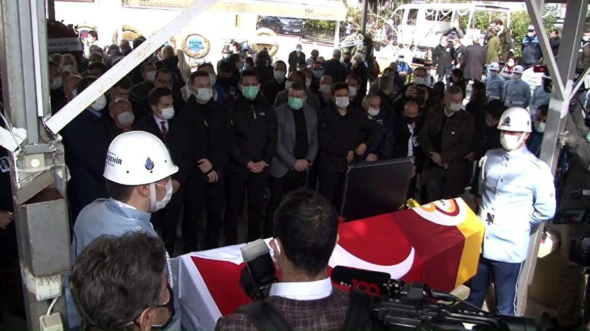 Daha sonra Öztekin'in cenazesi gasilhaneden alınarak tören için yola çıktı. Öztekin'in naaşı, cenaze namazı öncesinde düzenlenecek tören için Ses Tiyatrosu'na getirildi.