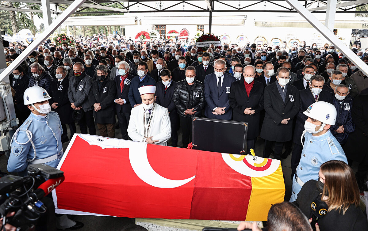 Tören mangası usta oyuncunun tabutuna omuz vererek, tiyatro sahnesine getirdi.