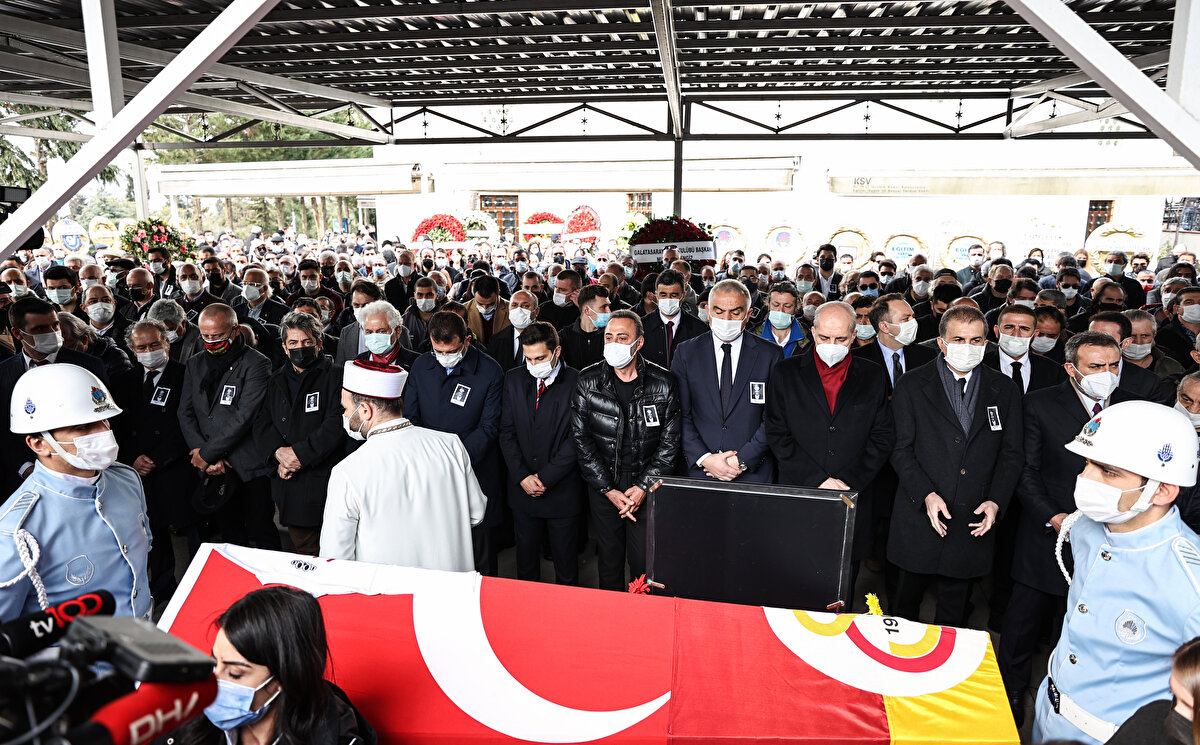 Usta sanatçı için koronavirüs önlemleri kapsamında az sayıda katılımda tören düzenlendi.