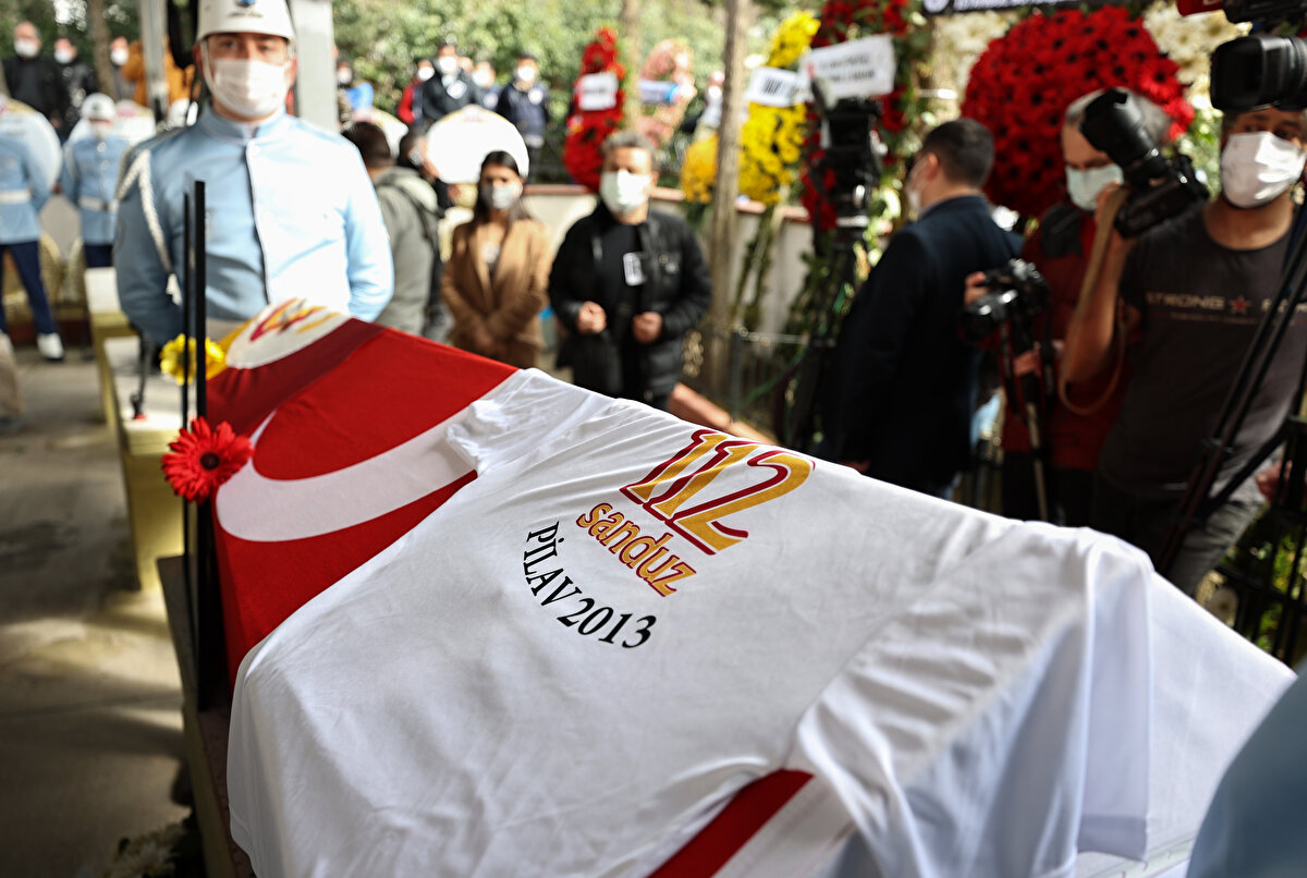 Usta oyuncu Zincirlikuyu Mezarlığı Camii'nde kılınan cenaze namazının ardından Zincirlikuyu Mezarlığı'na defnedildi.
