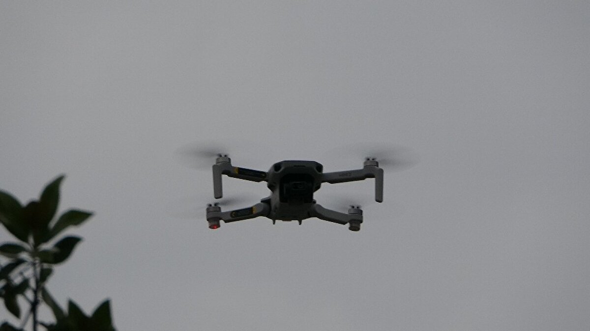 Kontrollerini havadan drone ile de yapan Beyoğlu Belediyesi zabıta ekipleri, zaman zaman İstiklal Caddesi'ne girişleri kapattı.
