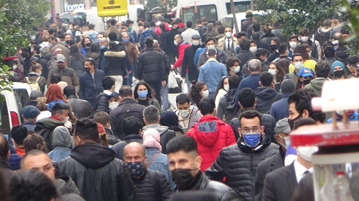 İstiklal Caddesi ve Taksim'de koronavirüs salgınına rağmen bugün insan yoğunluğu vardı.

