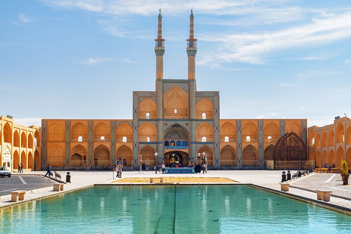 📌Manevi atmosferi ve modernitenin yıkıcı taarruzlarına karşı savunma hattı gibi duran sade görünümüyle dünyanın en farklı şehirlerinden biri diyebiliriz. Yezd, Pers-Sasani-İran kültürü ile Zerdüştlük'ün getirdiği dini mekân havasının birlikte hayat bulduğu ve varlığını hissettirdiği bir şehir. ⠀