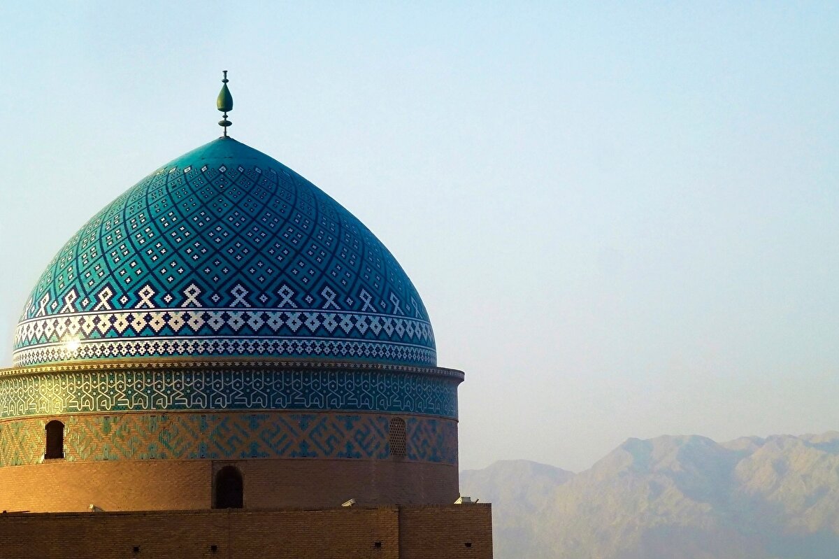 Kerpiç evleri, mimarisi, sokakları, sırlı duvarları, 12 tarihi çarşısı, su müzesi, ateş tapınakları ve orijinal dokusuyla Yezd, görülmeye değer gerçek bir güzellik. Yola düşme zamanı! 🙌