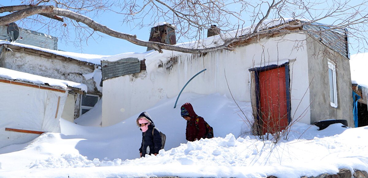 "Öyle günler oluyor ki yoğun kar ve tipi yüzünden dışarıya dahi çıkamaz oluyoruz. Soğuk ve tipide hayvanlarımıza zorlu şartlarda bakmaya mecburuz. Çocuklarımız okula giderken çok üşüyor. Kışın çetin geçtiği günlerde okula gönderemiyoruz" diye konuştu.
