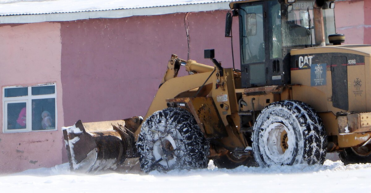 Mezra sakinlerinden Cemil Yıldırım, kara gömülen ahırlara ve evlere güçlükle girebildiklerini belirterek, "İşte hayat şartlarını görüyorsunuz. Buraya çok kar yağıyor ve bu durumda hayvanlarımıza bakmak zorundayız. Ev ve ahırlar kara gömülmüş durumda. Köyümüz yüksek bir alanda. "