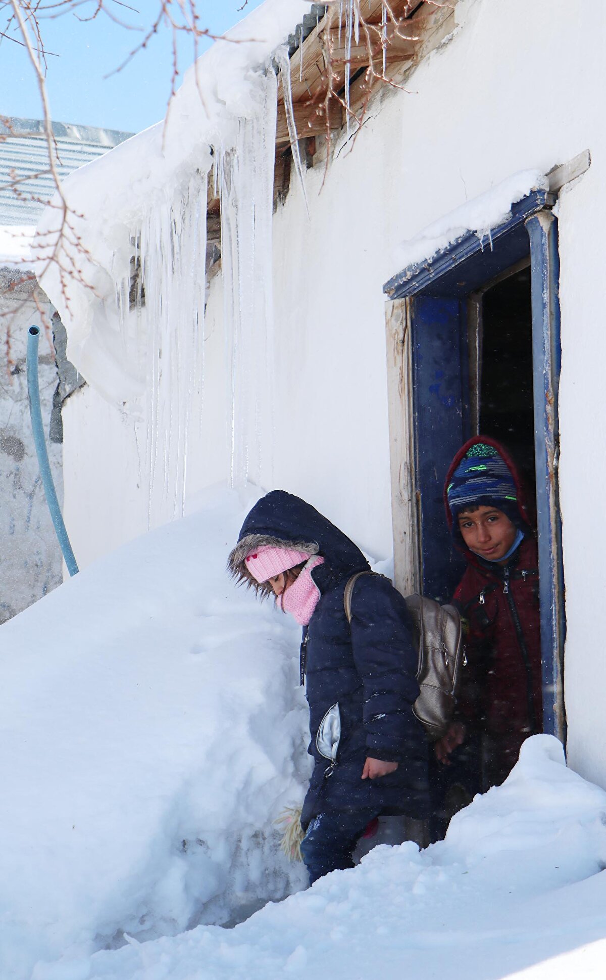 Çatılarda oluşan buz sarkıtlarının boyu 3 metreye ulaşırken, şiddetli rüzgarın taşıdığı kar ile sürekli kapanan mezra yolunda ise Büyükşehir Belediyesi ekipleri tarafından sık sık çalışma yapılıyor. Mezra halkı, zorunlu olmadıkça evden dışarı çıkmıyor. Çocuklarını okula göndermek ya da hayvanlarına yem vermek için dışarı çıkanlar ise sıkıca giyiniyor.