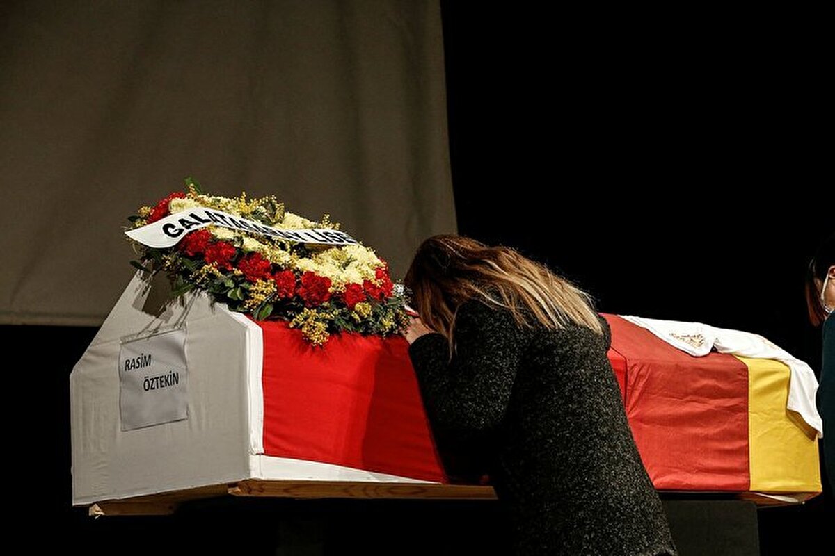 Ünlü sanatçının kızı Pelin Öztekin, 'Konuşma hazırlamadım. Sadece babama çok teşekkür etmek istiyorum ilk aşkım olduğu, ustam olduğu bana her şeyi öğrettiği için. Ben burada büyüdüm. Bu sahnede onu izleyerek büyüdüm. Bu sahneye böyle çıkmak istemezdim babamla ama 'bak baba birlikte aynı sahnedeyiz' onu çok seviyorum. Herkese çok teşekkür ederim.' ifadelerini kullandı. Gözyaşları içinde sahneden inen Öztekin'e aile dostları destek oldu.