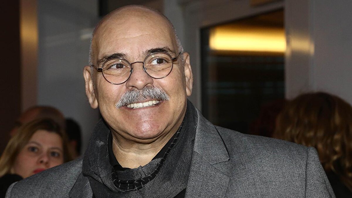 Rasim Öztekin, 1959 yılında İstanbul’da doğdu. İstanbul Galatasaray Lisesi’nden mezun olduktan sonra İstanbul Üniversitesi İletişim Fakültesi Basın Yayın Yüksek Okulu’nu bitirdi. 