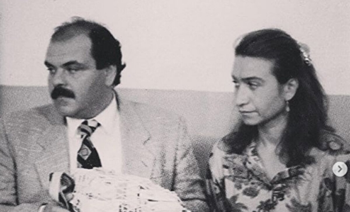 Demet Akbağ, “Kalp zaten problemliydi. Birkaç sene önce pil takılmıştı. Bir de koronavirüs sebebiyle olması gereken bir ameliyatı da galiba ihmal etmiş” ifadelerini kullandı.