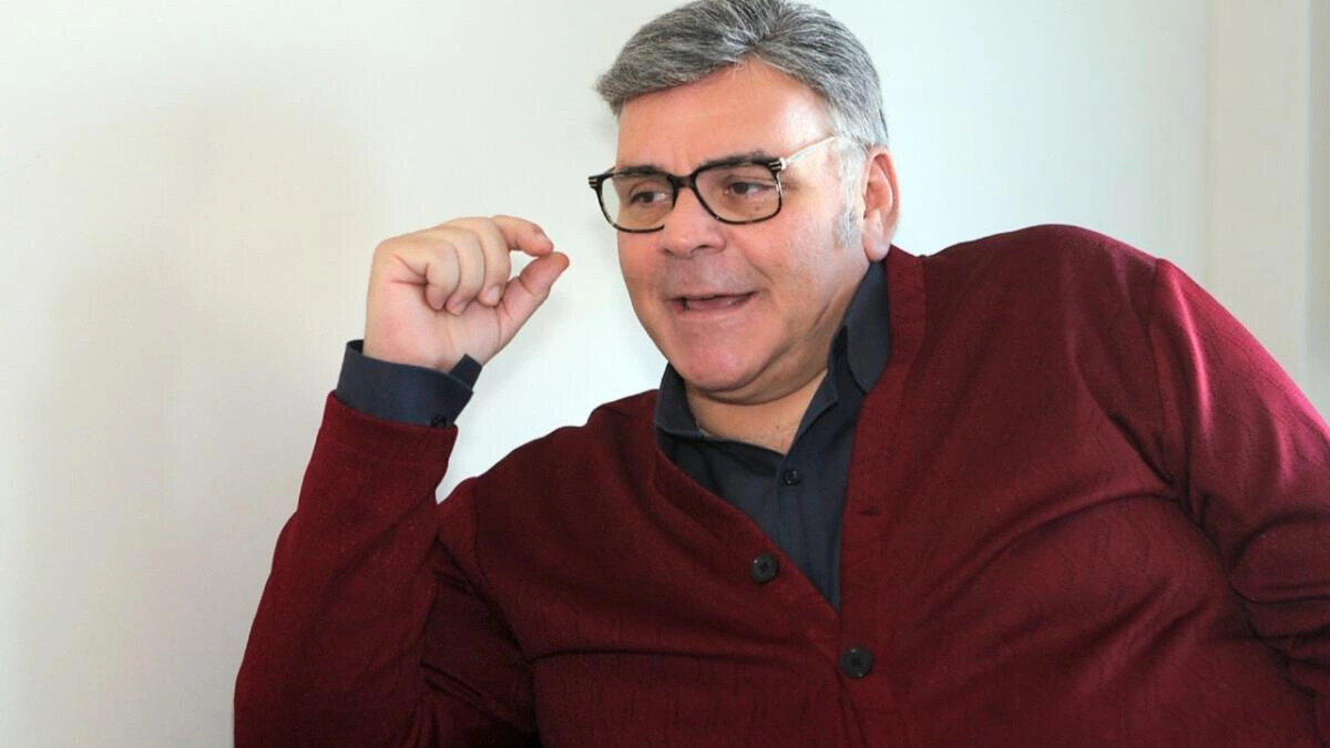 Sahne yaşamında ilk deneyimlerini 1977 yılında Kadıköy Halk Eğitim, İstanbul Akademik Sanatçılar Topluluğu ve Nöbetçi Tiyatro’da amatör çalışmalarla edindi. 1980 yılının Kasım ayında Ferhan Şensoy’un Ortaoyuncular topluluğunda profesyonel tiyatro sanatçılığına başladı. 1992 – 1995 yılları arasında televizyonlarda şov programları yaptı. Öztekin tiyatronun yanı sıra, sinema ve dizilerde rol aldı, bir dönem metin ve köşe yazarlığı da yaptı. 2005 yılının eylül ayında üniversiteden sınıf arkadaşı Esra Kazancıbaşı ile evlendi. Rasim Öztekin’in ilk evliliğinden Pelin Öztekin adında bir kızı oldu.  