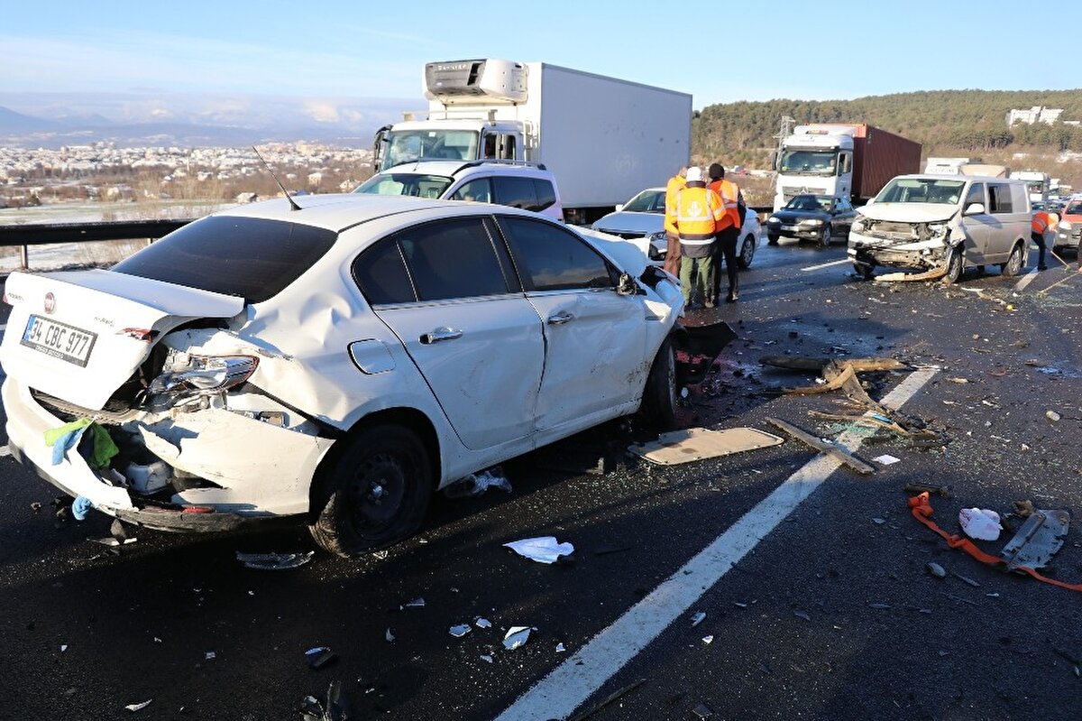 Kazaya karışan araçların yoldan kaldırılmasıyla ulaşım normale döndü.