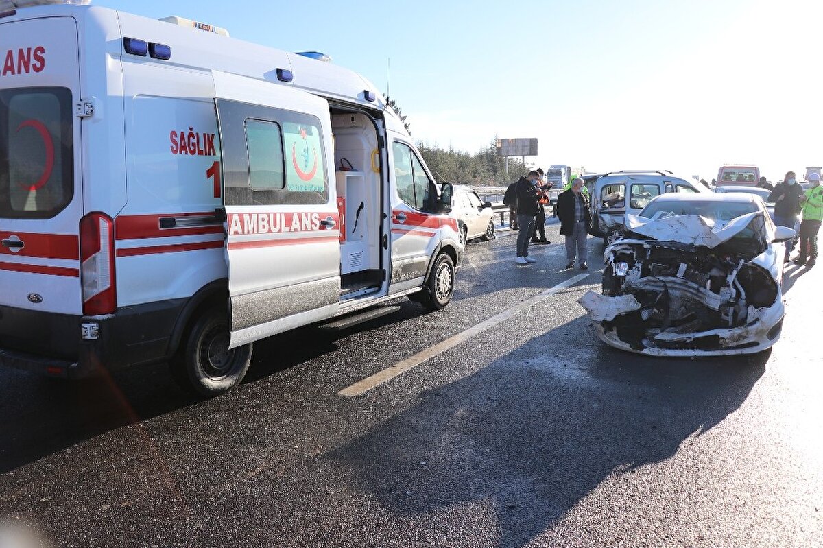 İhbar üzerine kaza yerine sevk edilen sağlık ekiplerinin ilk müdahalesinin ardından yaralılar, İzzet Baysal Tıp Fakültesi ve Köroğlu Devlet Hastanelerine kaldırıldı. Yaralıların sağlık durumlarının iyi olduğu öğrenildi.
