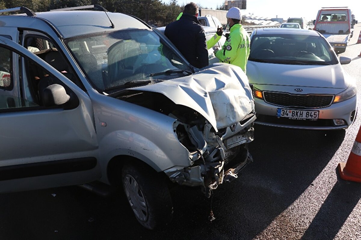 Bolu Batı mevkiinden Ankara yönüne giden 2 hafif ticari araç, 1 minibüs ve 6 otomobil buzlanmanın olduğu yolda kontrolden çıkarak çarpıştı.