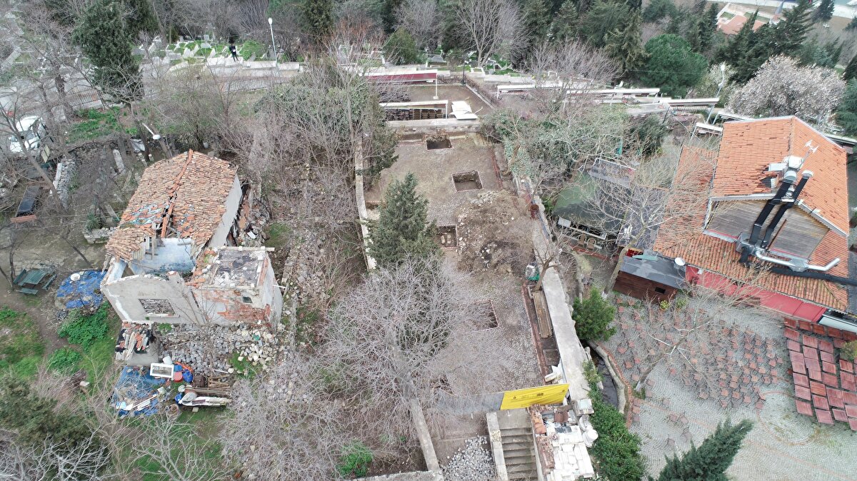 Mahir Polat, şunları söyledi: Yapı çevresinde gördüğünüz duvarlar, sonraki dönemlerde insanların dar imkanları ile elde ettikleri yapı elemanların tamamına yakından bakarsanız, buradaki tarihi mezar taşlarının kırıkları ile yapılmış duvarlar. Bu restorasyon sürecinde o duvarları da açarak, o mezar taşlarını da tekrar kurtararak bu şekilde bir restorasyon da gerçekleştireceğiz. Buradaki tekke, neredeyse Eyüp'teki mezarlıklarla tam hemhal olmuş durumda. Tekkenin duvarı olarak gördüğünüz şey aslında buradaki mezar taşlarının üst üste dizilmiş halleri. Bu açıdan da İstanbul'un tarihi kimliğine, kent ve tasavvuf kültürüne çok uygun bir alan. Bu yapı duvarlarının tamamında oluşturulmuş kat kat mezar taşlarının kendisi, Eyüp tarihi mezarlıklarının içinde olduğumuzu bize hatırlatıyor. Bunların tamamının toparlanması, derlenip düzenlenmesi ve restore edilmesi gerekiyor. ilginç bir restorasyon alanı, özellikle manevi yönden yüksek bir alan