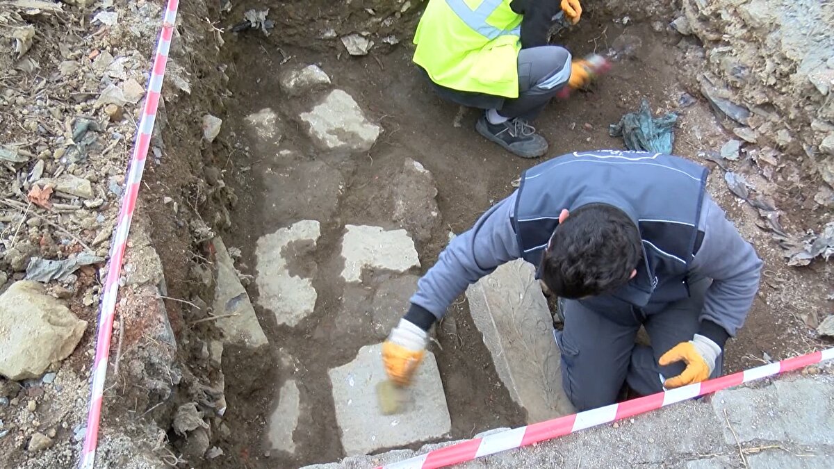 İlk kuruluş dönemi 16. Yüzyıla kadar uzanan dergah, 19. Yüzyıl'da, vaka-i hayriye olayları sırasında yıkıldı ve daha sonra yeniden inşa edildi. Ancak bugün, eski dergahtan yalnızca 'Selamlık' denilen yapı kalmıştı. İstanbul'un tasavvuf kültürü ve Bektaşi geleneği için oldukça önem taşıyan ve parça parça yok olan bu alan, İstanbul Büyükşehir Belediyesi (İBB) Kültür Varlıkları Daire Başkanlığı'nın yürüttüğü çalışmayla, yeniden gün yüzüne çıkacak. Arkeoloji Müzeleri denetiminde alanda başlayan kazılarda, döşeme taşlarının 70 santimetre altında, tarihi dergahın duvarları, zemin döşeme yapıları ve tarihi mezar taşlarına ulaşıldı. Kazı tamamlandığında, bütün dergâh binasının yapı izlerine ulaşılmış ve bu yapının nasıl bir yapı olduğu, bilimsel olarak ortaya çıkarılmış olacak. Daha sonra ise dergahın rekonstrüksiyon projesinin inşasının gerçekleştirilmesi planlanıyor.