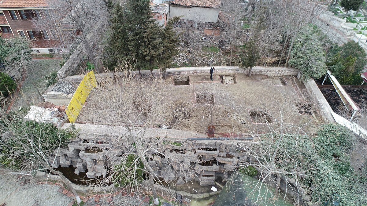 Karyağdı Baba Tepesi'nin Eyüpsultan bölgesindeki en önemli noktalardan biri olduğunu kaydeden İBB Genel Sekreter Yardımcısı Mahir Polat, Karyağdı Baba tepesindeyiz. Kerametinden ötürü Karyağdı Baba'ya atfedilen bir makam burası. Hemen ön tarafta kendi adına yapılmış türbesi var. İnsanlar hala buraya gönül bağlılığıyla gelir, ziyaret ederler. Eyüp bölgesinin en önemli, kutsal noktalarından birisi burası. Tarihi boyunca bazı Horasan evliyalarının makamları vardı, bu da onlardan birisi. 16.Yüzyıla kadar gittiği tahmin edilen bir ilk kuruluş dönemi var. Eyüpsultan'ın Karyağdı Baba tepesinde, tam bu noktada kurulmuş bir Bektaşi Dergâhı burası. Tarihe karşı pek direnemedi Karyağdı Baba Dergahı. 19. Yüzyılın başında bir yıkıma konu oldu. İkinci Mahmut'un Vaka-i Hayriye olarak adlandırılan olay sırasında yıkılmıştı. Ardından tekrar geçtiğimiz iki yüzyılın sonunda, 19. Yüzyılın sonlarına doğru inşa edildi. Bugün eski dergâhtan yalnızca selamlık dediğimiz, eski şeyhin ailesi ile yaşadığı ev kaldı. Fakat dergâh daha büyüktü. Etrafında, Eyüp Mezarlığı'nı da alan bir alandı ve mezarların ortasında kalıyordu. Büyük bir nekropol alanı(mezarlık alanı) olarak düşünmemiz gereken bir yer burası. Bütün bu mezarların, mezar taşlarının iç içe olduğu bir tekke. Tarihi olarak, İstanbul'un kimliğinde bu tür tekke dergâhların karakterini yansıtır. Klasik bir Osmanlı Konağı, hemen yanında da bir Harem ve Selamlık bölümünü içerir. Tabii burada bir meydan olması gerekiyordu. Ve ek binalar. Bunların tamamı, tarihe dayanamadı ve bugüne ulaşamadılar diye konuştu.