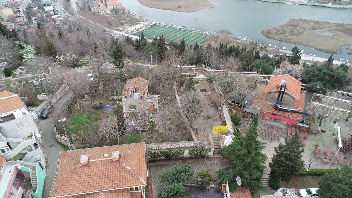Son yüzyıl içinde tekkenin çok iyi bilindiğini ve ziyaret edildiğini anlatan Polat, yapının tarihi izlerinin zamanla yok olduğunu anlattı. Polat, Tarihçiler tarafından iyi çalışılmış bir tekkedir. Fakat zaman zaman, bazı tarihi izlerinin aşama aşama yok olduğunu biliyoruz. Ve günümüze, şimdi arkamızda bulunan döşeme kotunun altında kalmış bir arkeolojik alan olarak ulaştı. Yani bir çeşit İstanbul kültür ve tasavvuf arkeolojisinin alanı burası. Karyağdı Baba Tekkesi'nin esas Selamlık Binasının yanında, ek olarak yapılan diğer binaların olduğunu biliyoruz. Fakat bugüne ulaşamamış yapılar bunlar. Tam bu noktada, o yapıların kendileri vardı bir zaman. Bizim için anlamlı bir çalışmaydı çünkü Arkeoloji Müzeleri'nin denetiminde yapılmış bir kazı burası. 70 santimetreye kadar indikten sonra karşımıza tarihi dergahın duvarları, zemin döşeme yapıları çıkmaya başladı. Hemen yan taraftaki binanın bitişiğinde başlayan yapı izleriydi bunlar. Tamamlandığında bütün dergâh binasının yapı izlerine ulaşmış olacağız ve bu yapının nasıl bir yapı olduğunu bilimsel olarak ortaya çıkartmış olacağız diye konuştu.