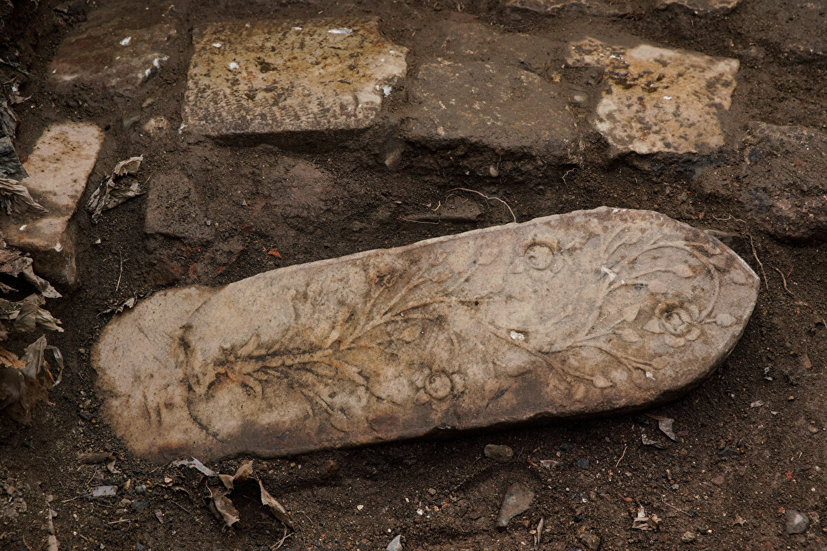 Bununla beraber kazı alanında tarihi mezarların mezar taşlarının da çıktığını ifade eden Polat, Şu an adımımızı attığımız her yerin bu manevi ortamın etkisi altında ve tekkenin hemen etrafına defnedilen gönül bağlıları tarafından mezarların çıkacağını biliyorduk ve bunlara ulaştık. İstanbul'un tasavvuf ve kültürel ortamları için Eyüp çok değerli bir yer. Eyüp'te her türlü tarikat yapılarının olduğunu biliyoruz. İstanbul Kültürü için tarikatlar çok önemli. Bu aşamadan sonra kazıyı devam ettirip yapının temel izlerine ulaşacağız. Ve bu temel izleri sayesinde yapının rekonstrüksiyon projesini elde edeceğiz ve burada İstanbul için bu çok değerli tekkenin tekrar rekonstrüksiyon projesinin inşasını gerçekleştireceğiz. bu noktadaki mezar taşlarını da ortaya çıkarırsak tekrar dikerek, bu alanı eski saygınlığına uygun şekilde düzenleyerek, bu alanın eski kutsiyetini koruyacağız dedi.