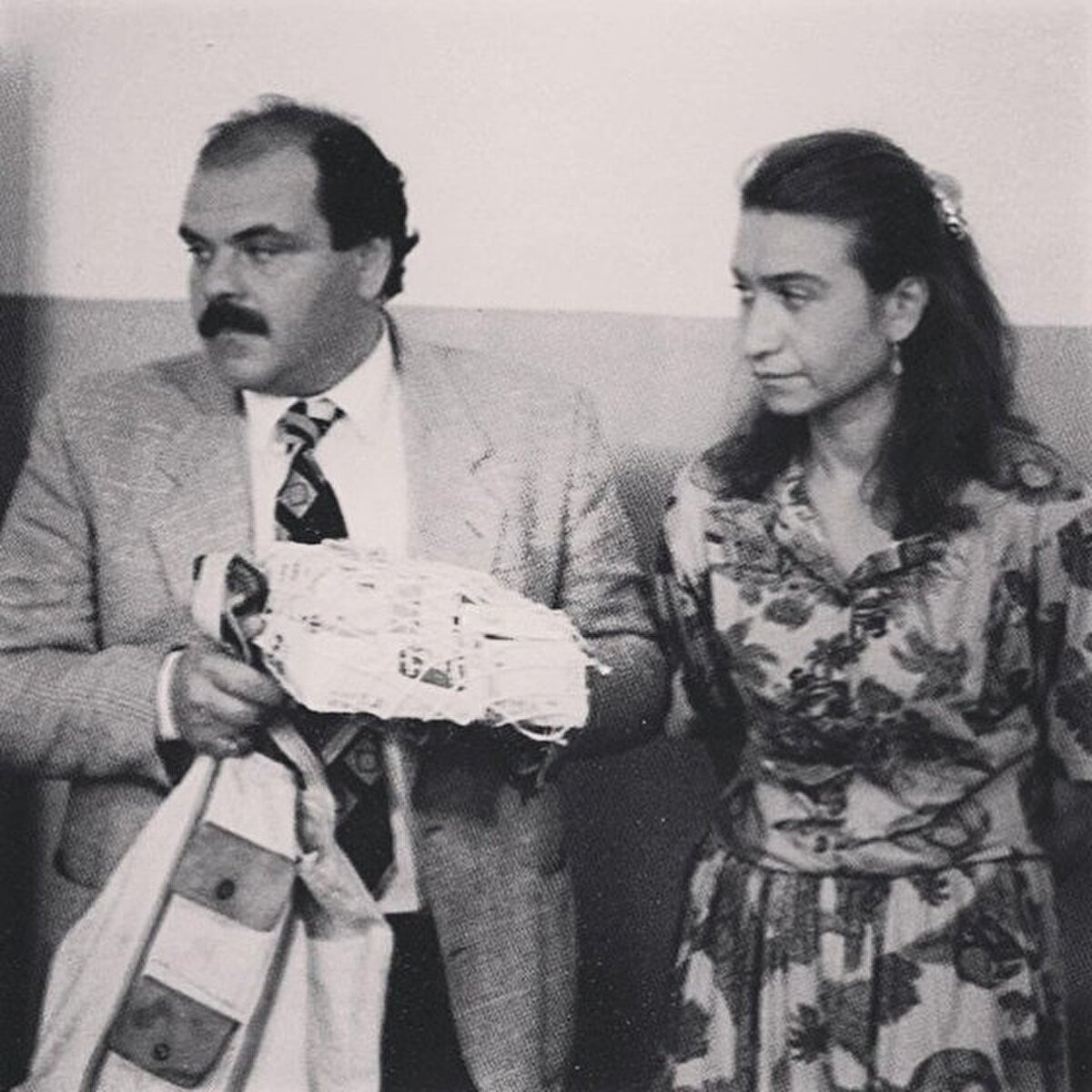 Oyuncu Demet Akbağ, Öztekin'in vefatı sonrasında çarpıcı bir açıklamada bulundu. Akbağ, "Çok kötü bir gün geçirdim, çok ağladım. O yüzden söylenecek bir şey yok. Çok genç kaybettik Rasim'ciğimi. Çok üzgünüz hepimiz. Kalbi zaten problemliydi. Bir de Covid-19 sebebiyle olması gereken bir ameliyatı da galiba ihmal etmiş. Kalp krizi, aramızdan aldı onu" ifadelerini kullandı.
