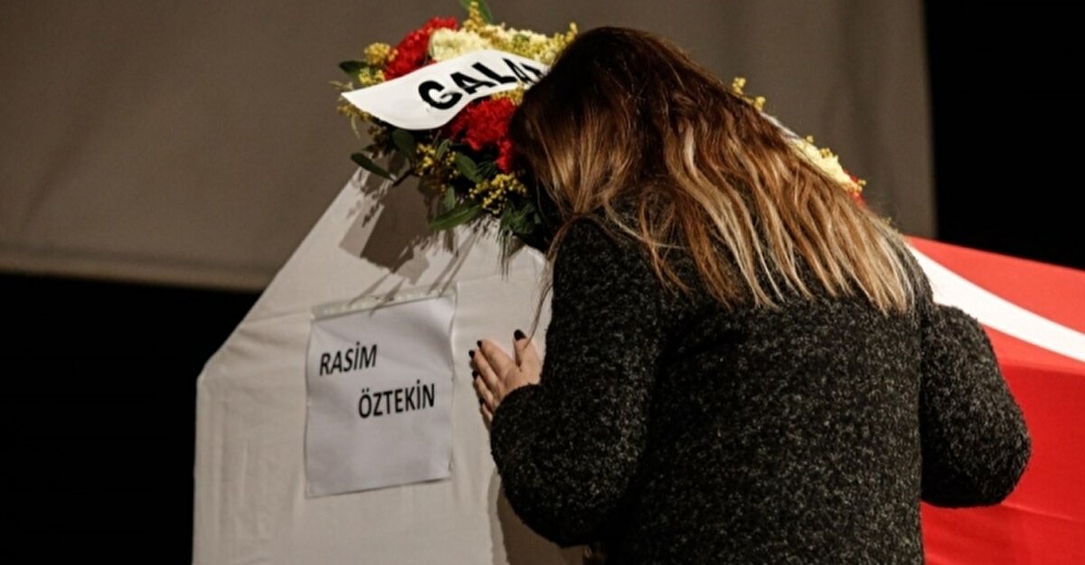 "Sevgili hastam Rasim Öztekin’i ilk kez 2009 yılında kalp yetersizliği ve zatürre nedeni ile Siyami Ersek Hastanesi’nde gördüm. Kalp yetersizliği için ilaç tedavisine ek olarak üç telli Biventriküler ICD takıldı. Son bir yılda ritim bozukluğu için ilaç ve şok tedavisi uygulanmış, kontrolleri düzenli olarak yapılmıştır..."