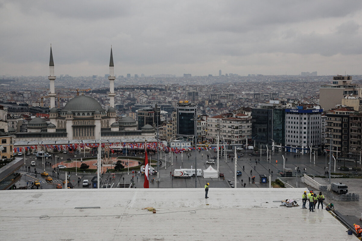 İki salona da koltuklar yerleştirilmeye başlandı. Tiyatro salonunda krem rengi koltuklar kullanılırken opera salonunda ise bordo renk tercih edildi. Salonların sahnelerinde ise hummalı çalışma devam ediyor.
