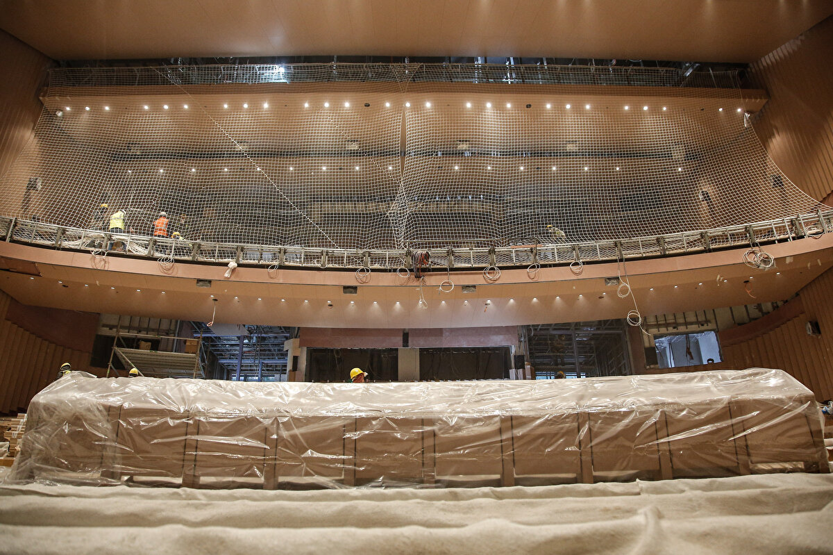 Cumhurbaşkanı Recep Tayyip Erdoğan tarafından 10 Şubat 2019'da temeli atılan Taksim'deki AKM'nin yapımına hızla devam ediliyor. Kısa süre önce Kültür ve Turizm Bakanı Mehmet Nuri Ersoy'un yüzde 86'sının tamamlandığı söylediği AKM'deki çalışmalarda ince işçilikler tüm hızıyla sürüyor.
