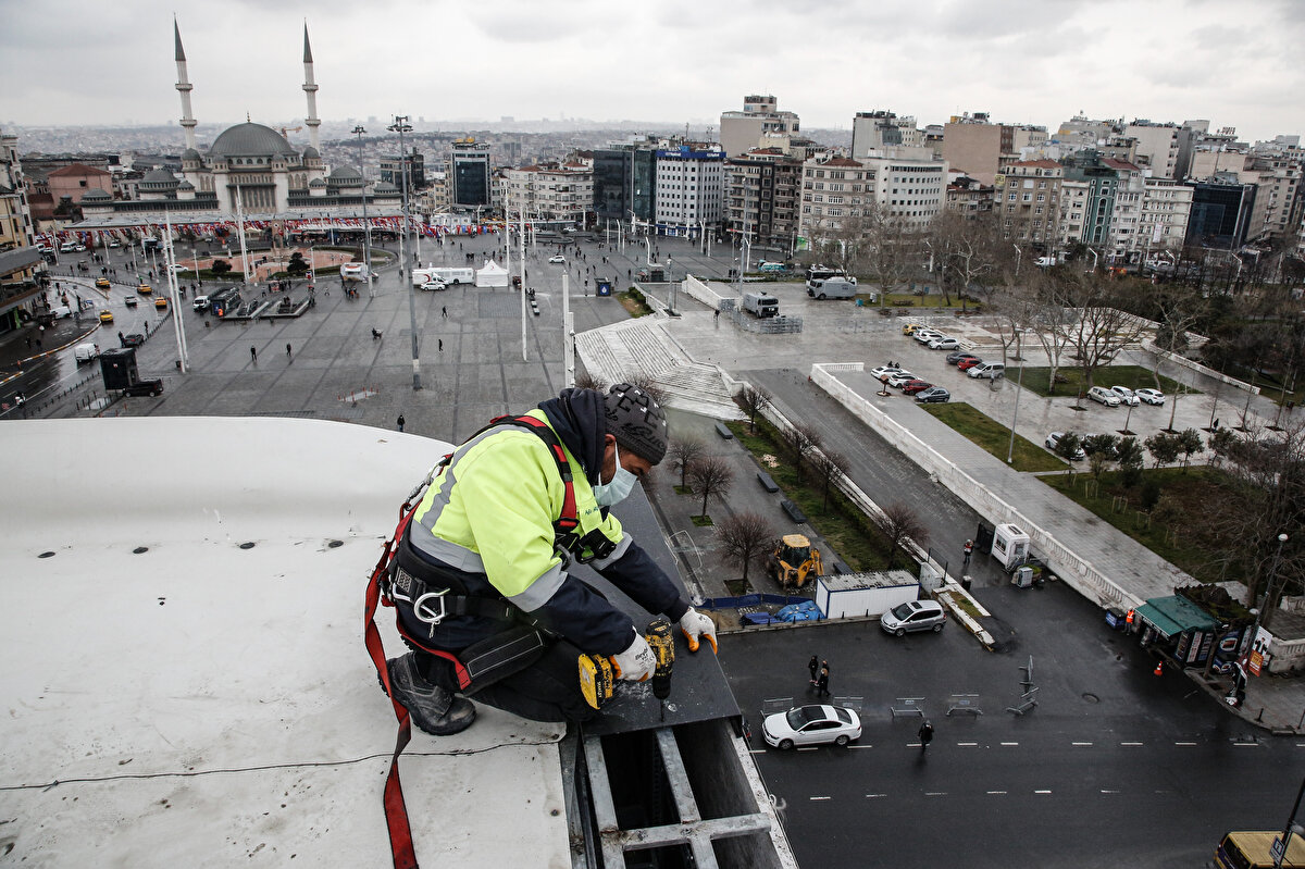 Kırmızı renkte yapılan opera salonun devamsa kubbesi tamamlandı. Salonun içinde bulunan iskelelerin söküm işlemlerine bugün başlandı. Salonun sahnesinde ise çalışmalar bütün hızıyla sürüyor.
