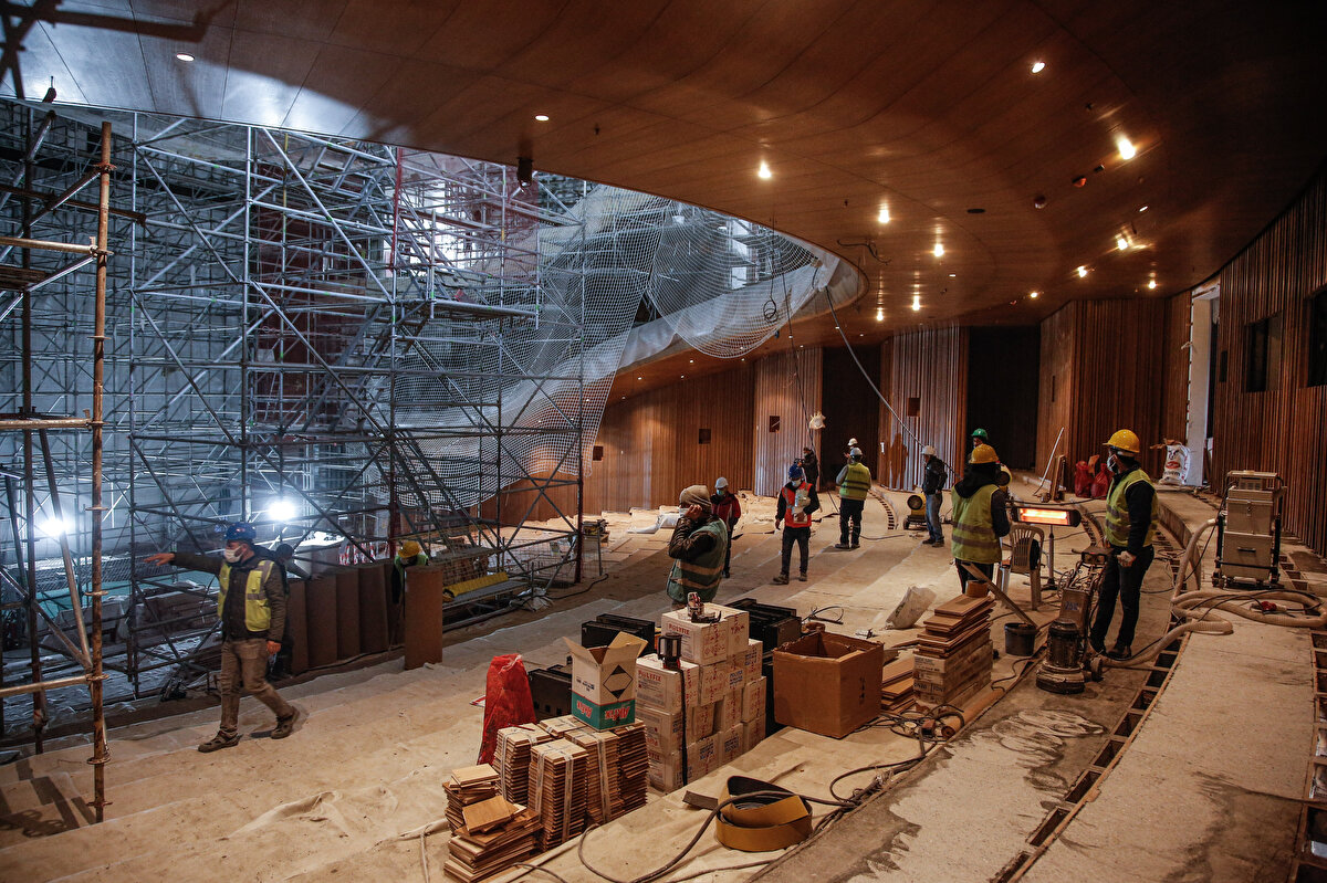 Taksim Meydanı'ndan gözüken fin cephe yapımının yüzde 70'i tamamlanan AKM'nin iç mekanlarındaki ince iş, asma tavan, cam bölme ve doğrama ile zemindeki taş çalışmaları sürüyor.

