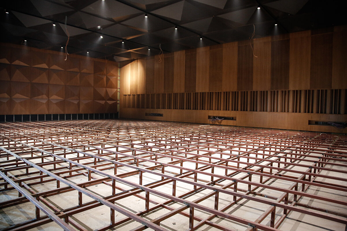 AKM'nin çatısında ise çalışanların güvenlik önlemlerini yüksek seviyede aldığı görüldü. Çalışanlar halatlarla kendilerini bağlayarak işlerini sürdürüyor.