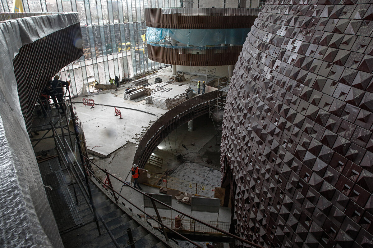 Atölye ve depo alanları, bale çalışma salonları, solist ve orkestra çalışma odaları, kayıt stüdyosu ve prova salonlarında da çalışmalar hızla sürüyor.