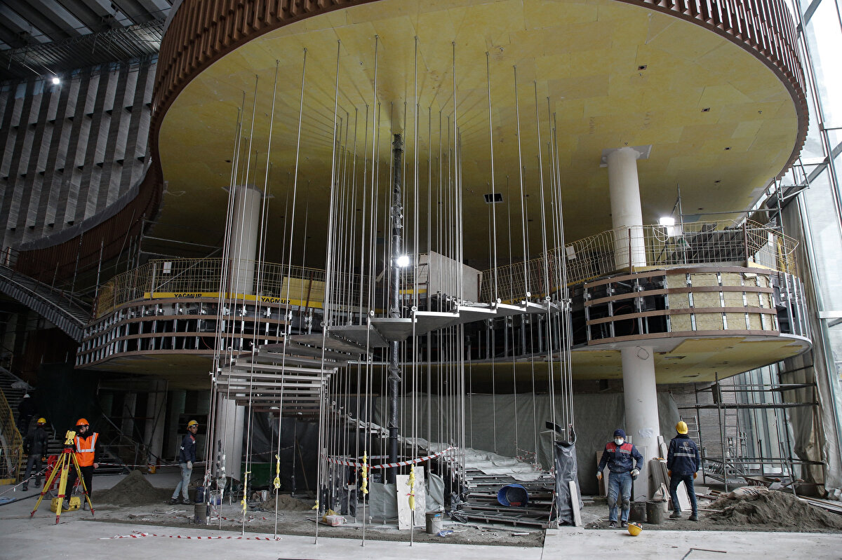 805 kişilik bir tiyatro salonu ve kubbeli opera salonunda seyirci bölümünün zemin çalışmaları tamamlandı.
