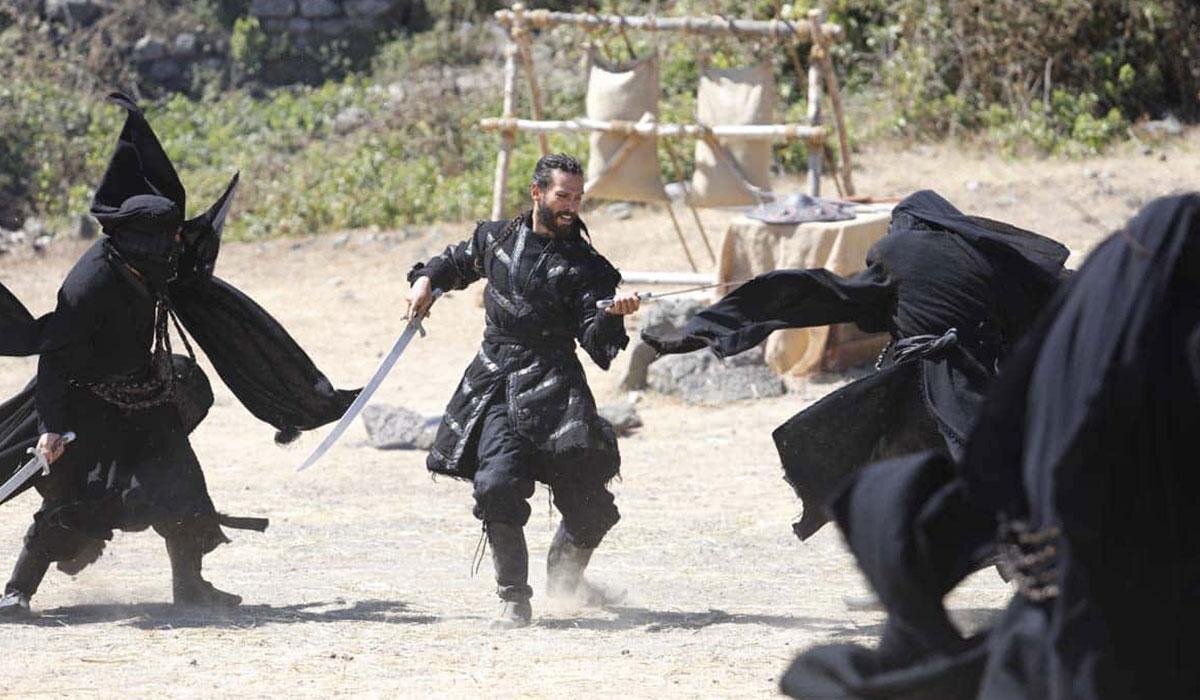 Yapımcılığını ve senaristliğini Emre Konuk'un üstlendiği, yönetmen koltuğunda Sedat İnci'nin oturduğu, kadrosunda; Ekin Koç, Buğra Gülsoy, Hatice Şendil, Gürkan Uygun ve Sevda Erginci gibi isimlerin yer aldığı Uyanış: Büyük Selçuklu dizisi ekran macerasına ara vereceğini duyurdu.