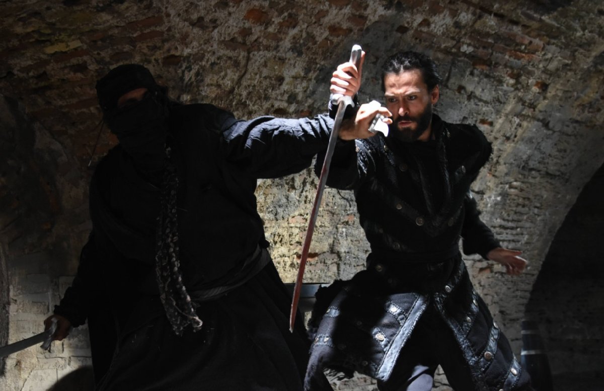 Aşkla, sırla ve mücadele ile yoğrulmuş destansı bir yolculuk… Melikşah, Anadolu’nun kapılarını Türklere açan Selçuklu Hükümdarı Sultan Alparslan’ın ölümünün ardından tahta geçer. Aynı gün çok sevdiği Kıpçak hatunu Başulu'yu doğum yaparken kaybettiği haberini de almıştır. Kıpçak-Selçuklu düşmanlığı sebebiyle yeni doğan bebek, devletin devamlılığı için tehlike arz ediyordur. Melikşah için bu durum çok zor olsa da onu bir daha görmemek ve sormamak üzere Nizamülmülk’e teslim eder.