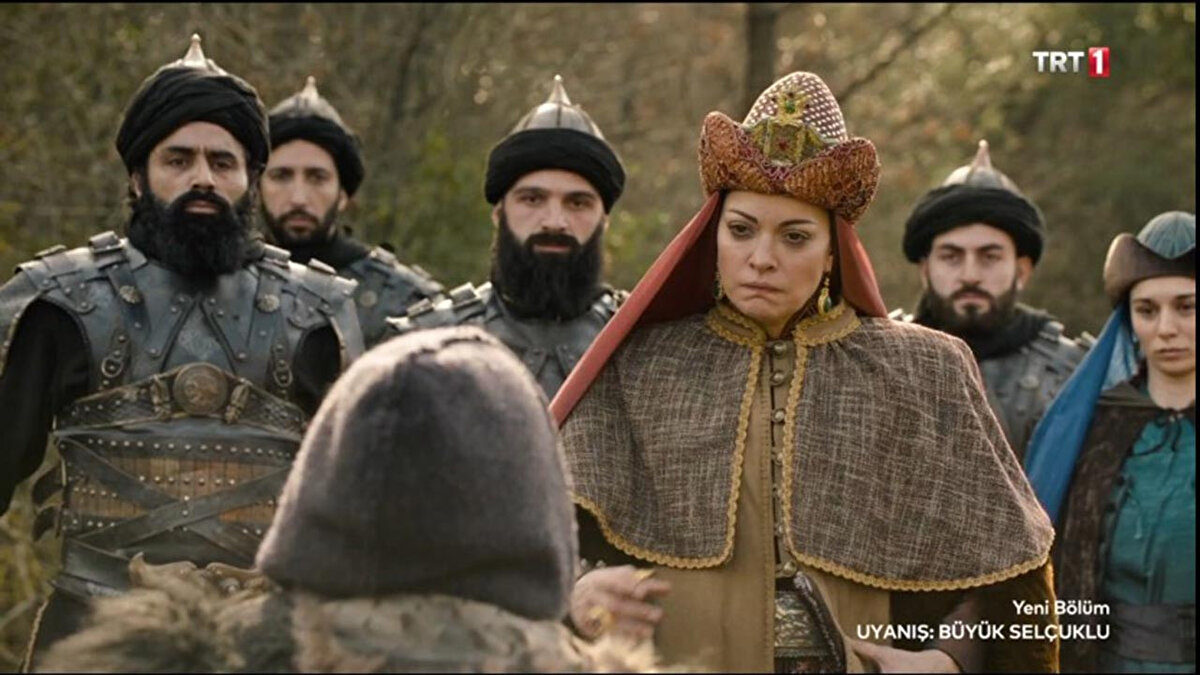 Sultan Melikşah, Sultan Alparslan’dan aldığı Selçuklu Devleti’nin gücünü doruklara çıkarır. Fakat Selçuklu büyüdükçe düşmanları da hem devletin içinde hem de dışında çoğalmaktadır. Doğumundan itibaren kaderinin devletle bir yazıldığı, ölene kadar da tek gayesinin devlete hizmet olacağı düsturuyla yetişen Sencer, yıllarca aldığı eğitimle idealist bir kahramana dönüşür ve bu kahramanlıklar onu Sultan Melikşah’ın fedaisi yapar. Nizamülmülk’ün en güvendiği adamlarından olan Sencer, devleti için tüm zorlu görevleri üstlenmeye hazırdır.